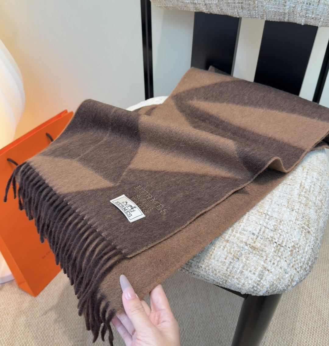 2025年Hermes · 爱马仕，难得一见的温柔配色，低调又不失优雅❗️】重点推荐❗️双边配色，一条围