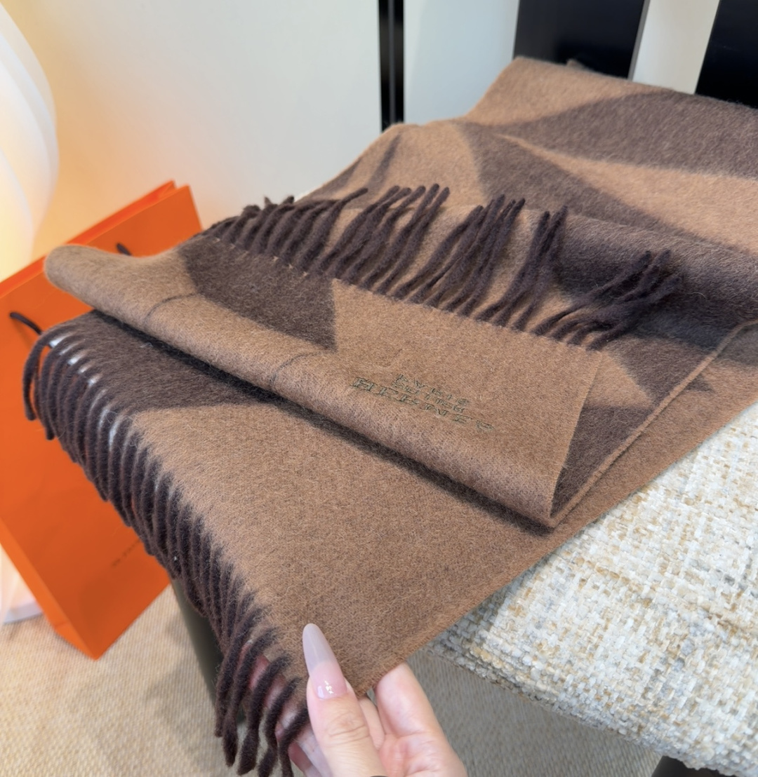 2025年Hermes · 爱马仕，难得一见的温柔配色，低调又不失优雅❗️】重点推荐❗️双边配色，一条围