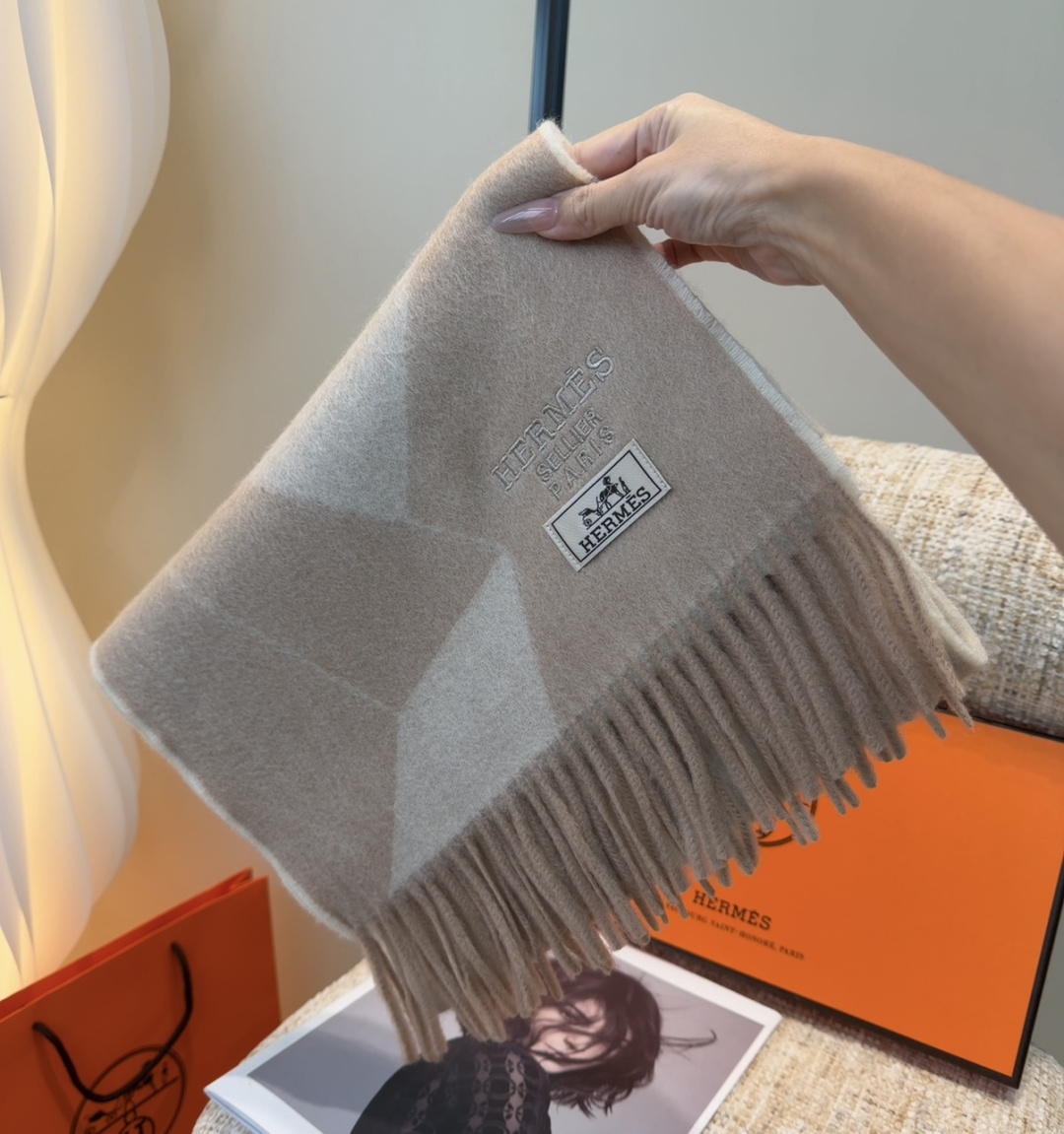 2025年Hermes · 爱马仕，难得一见的温柔配色，低调又不失优雅❗️】重点推荐❗️双边配色，一条围