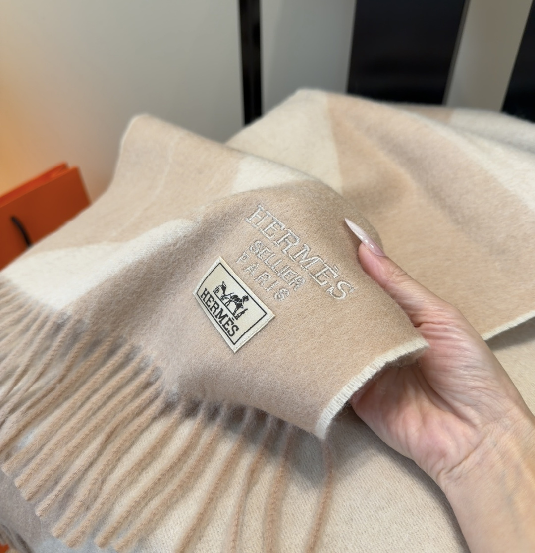 2025年Hermes · 爱马仕，难得一见的温柔配色，低调又不失优雅❗️】重点推荐❗️双边配色，一条围