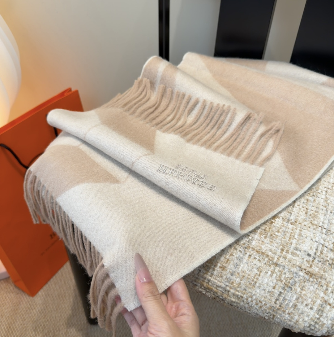 2025年Hermes · 爱马仕，难得一见的温柔配色，低调又不失优雅❗️】重点推荐❗️双边配色，一条围