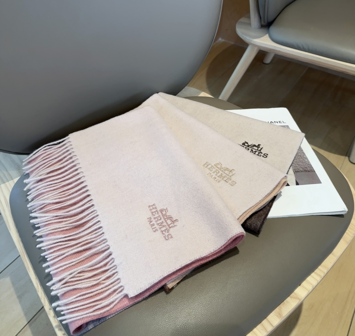 2025年Hermes · 爱马仕，难得一见的温柔配色，低调又不失优雅❗️】重点推荐❗️双边配色，一条围