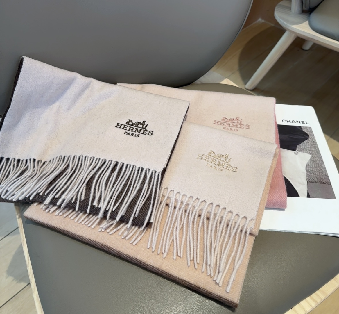 2025年Hermes · 爱马仕，难得一见的温柔配色，低调又不失优雅❗️】重点推荐❗️双边配色，一条围