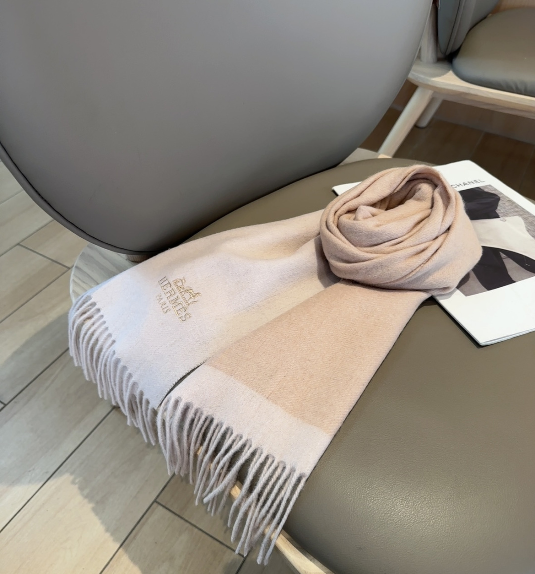 2025年Hermes · 爱马仕，难得一见的温柔配色，低调又不失优雅❗️】重点推荐❗️双边配色，一条围