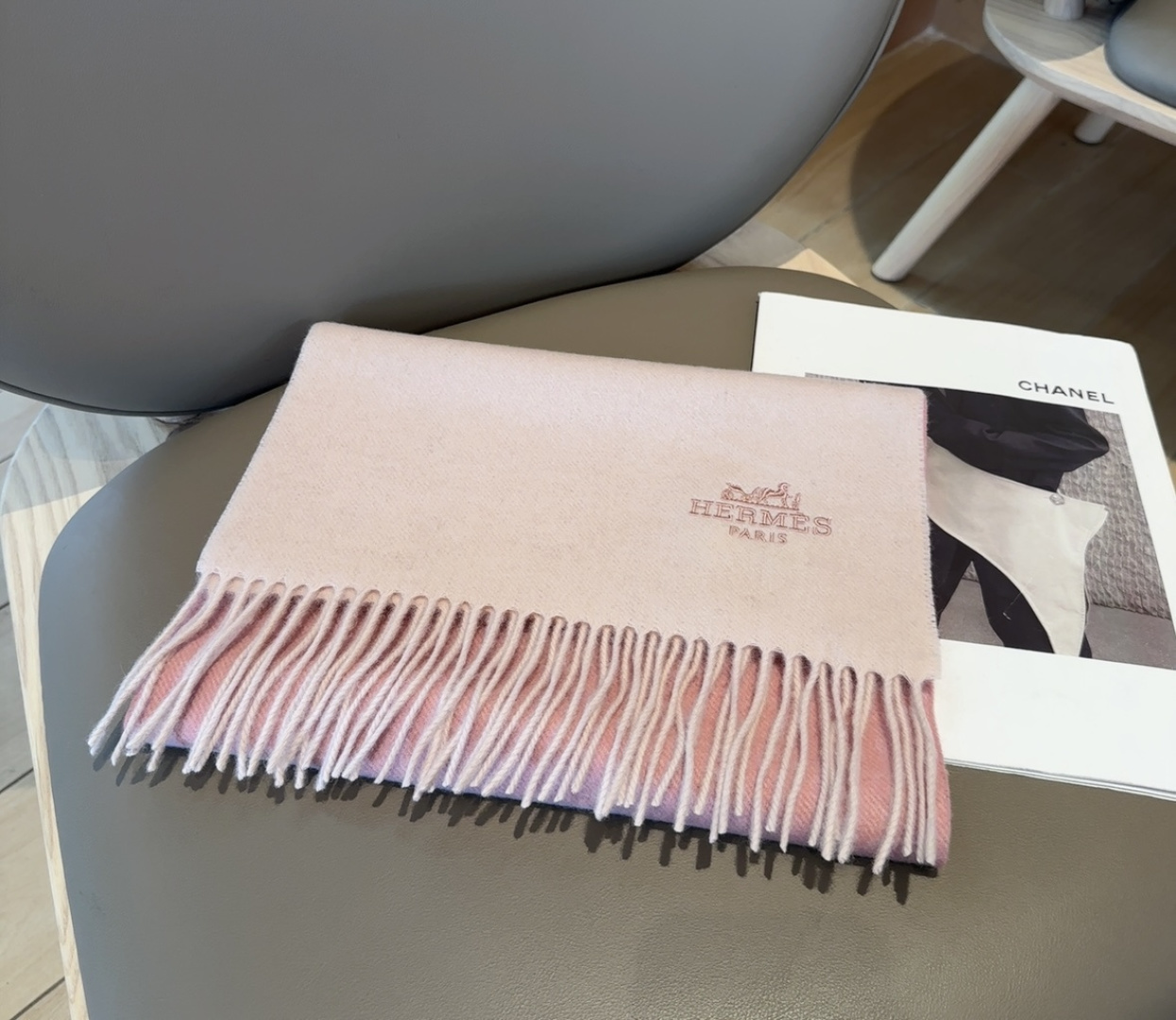2025年Hermes · 爱马仕，难得一见的温柔配色，低调又不失优雅❗️】重点推荐❗️双边配色，一条围
