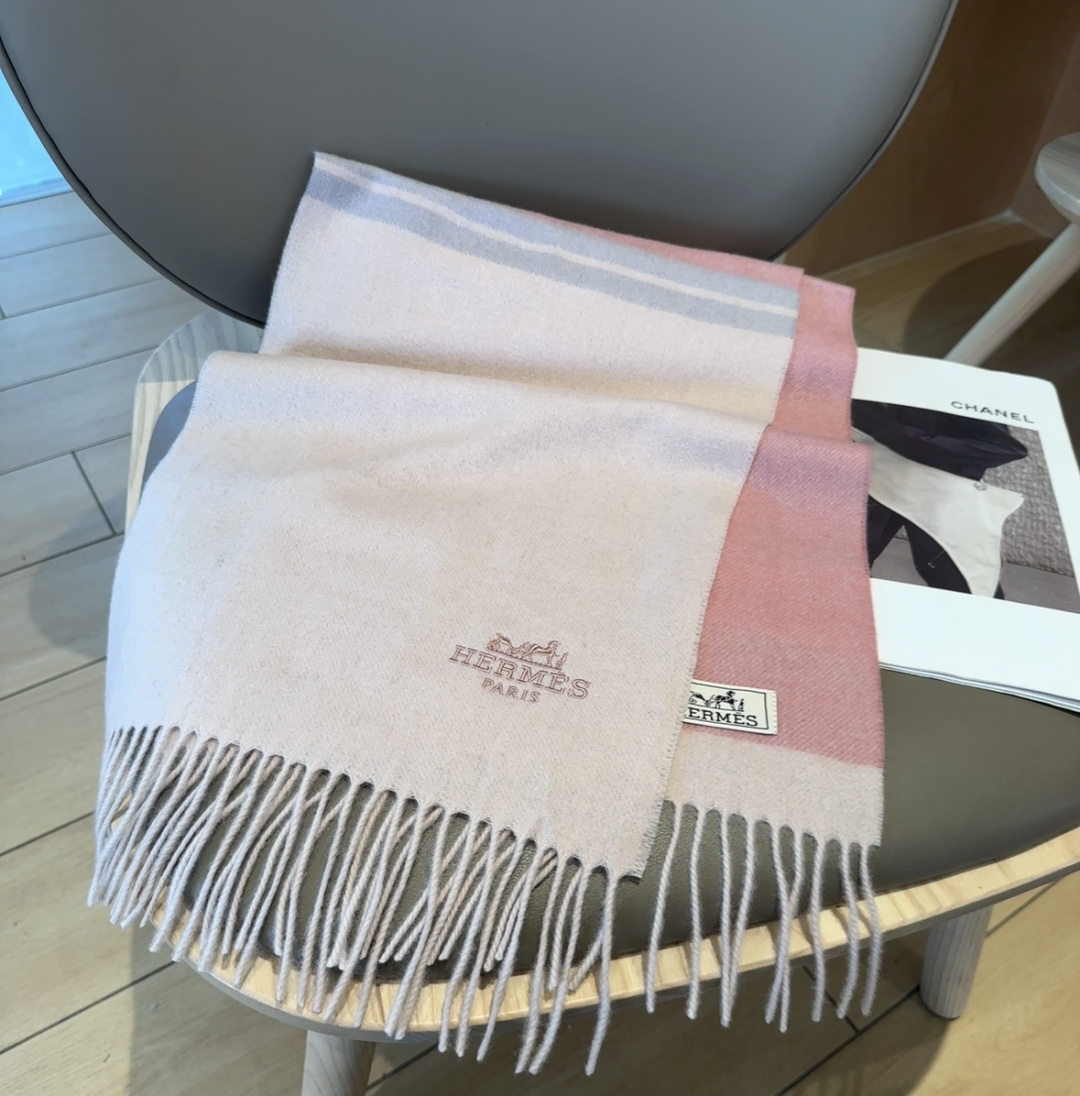 2025年Hermes · 爱马仕，难得一见的温柔配色，低调又不失优雅❗️】重点推荐❗️双边配色，一条围