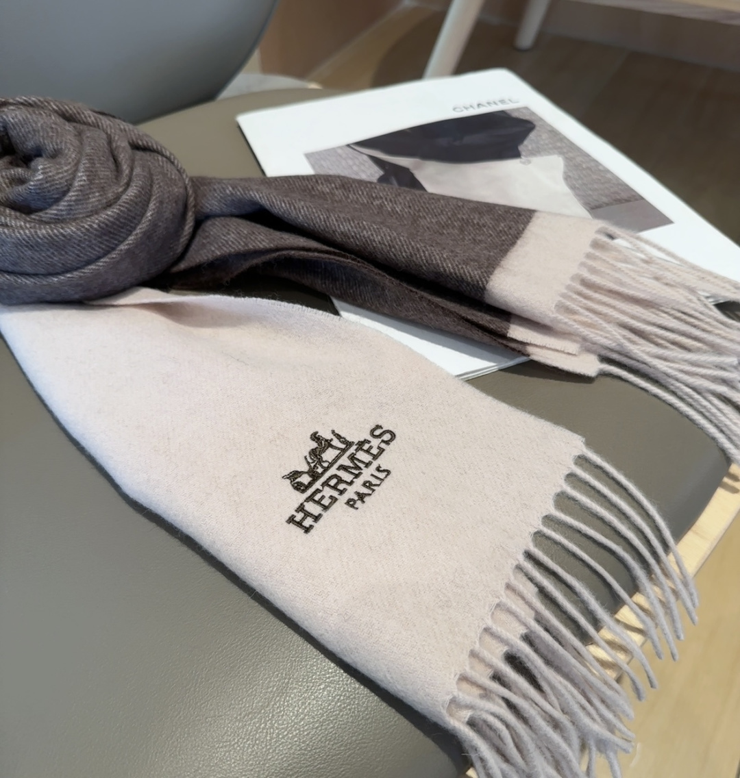 2025年Hermes · 爱马仕，难得一见的温柔配色，低调又不失优雅❗️】重点推荐❗️双边配色，一条围