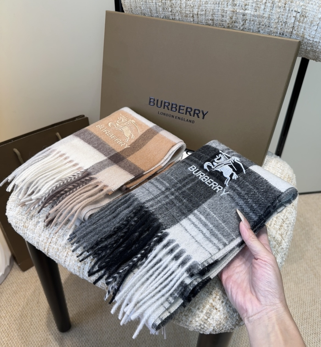 Burberry · 巴宝莉围巾❗️好看的要疯掉了，太有型太有魅力了❗️❗️非常斯文时尚的秋冬单品！真的