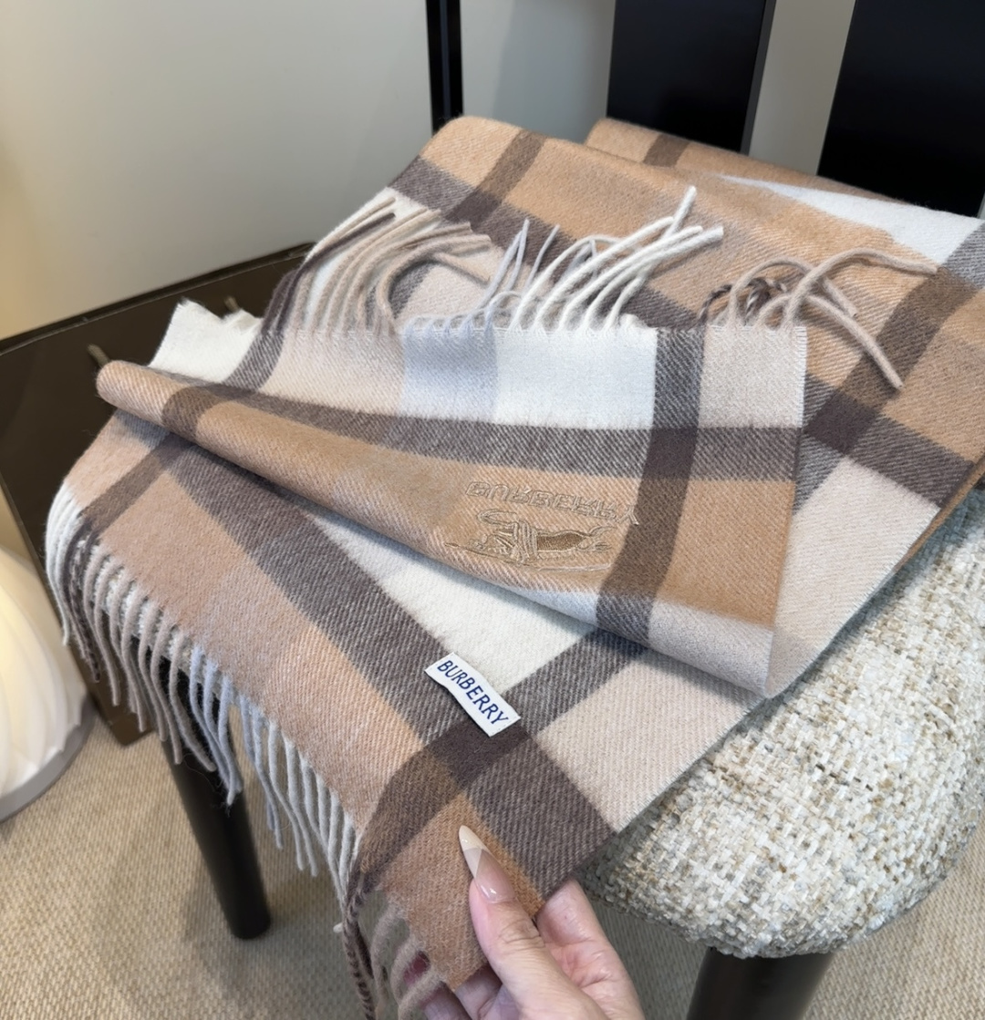Burberry · 巴宝莉围巾❗️好看的要疯掉了，太有型太有魅力了❗️❗️非常斯文时尚的秋冬单品！真的