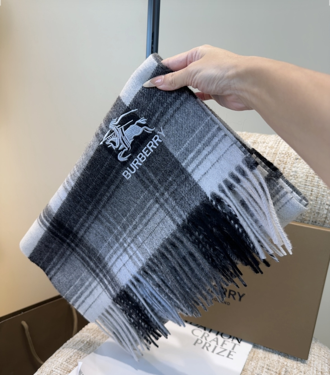 Burberry · 巴宝莉围巾❗️好看的要疯掉了，太有型太有魅力了❗️❗️非常斯文时尚的秋冬单品！真的