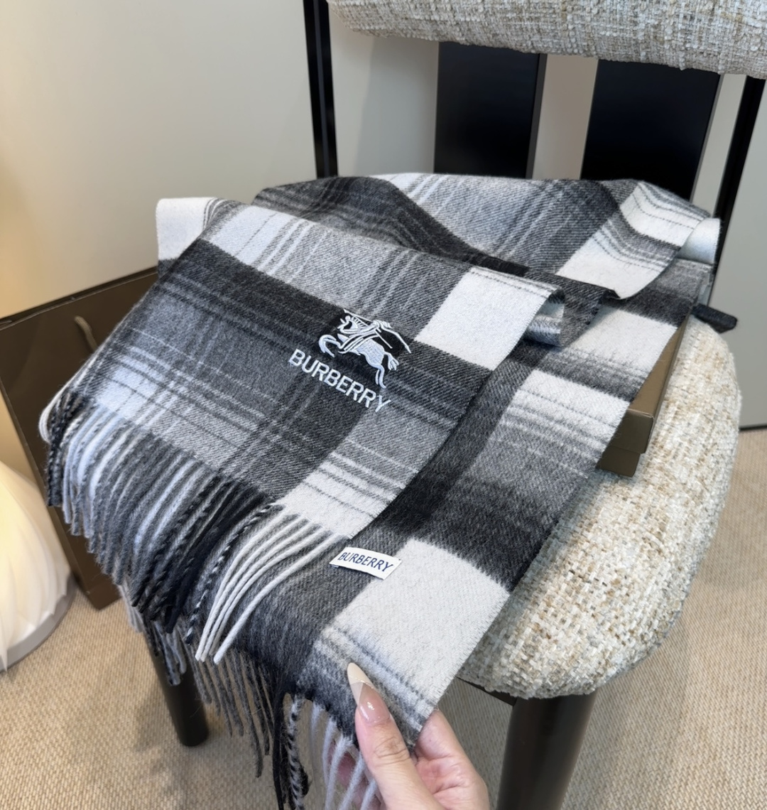 Burberry · 巴宝莉围巾❗️好看的要疯掉了，太有型太有魅力了❗️❗️非常斯文时尚的秋冬单品！真的