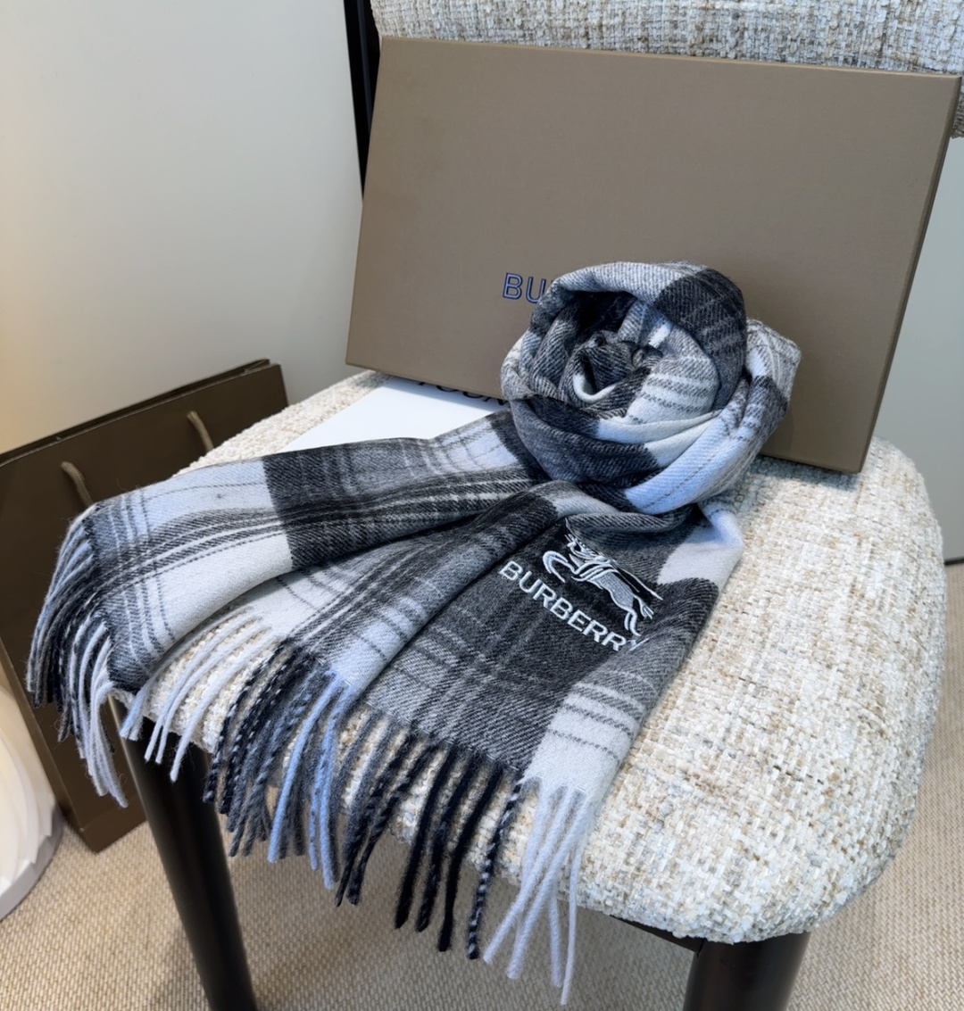 Burberry · 巴宝莉围巾❗️好看的要疯掉了，太有型太有魅力了❗️❗️非常斯文时尚的秋冬单品！真的
