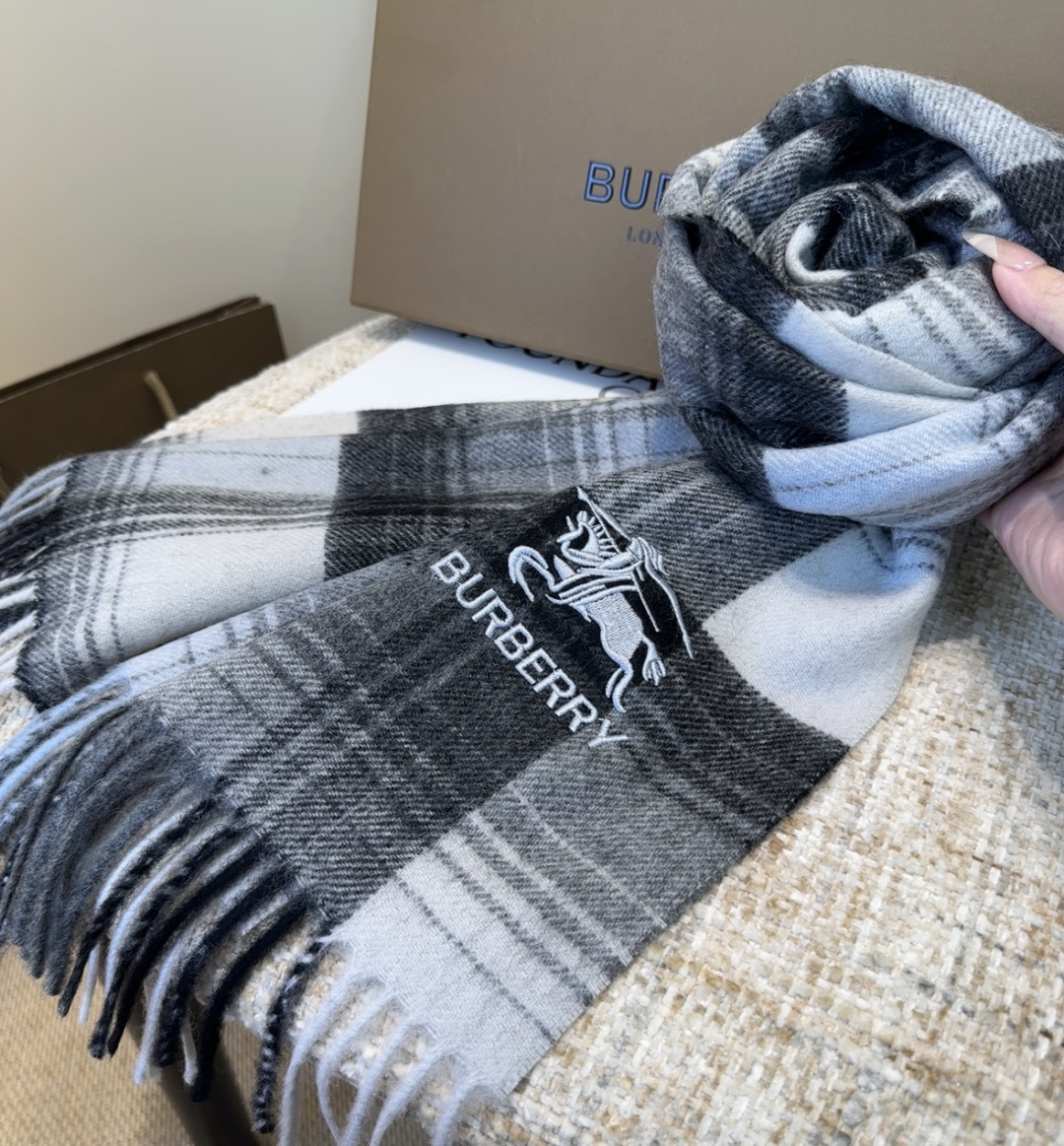 Burberry · 巴宝莉围巾❗️好看的要疯掉了，太有型太有魅力了❗️❗️非常斯文时尚的秋冬单品！真的