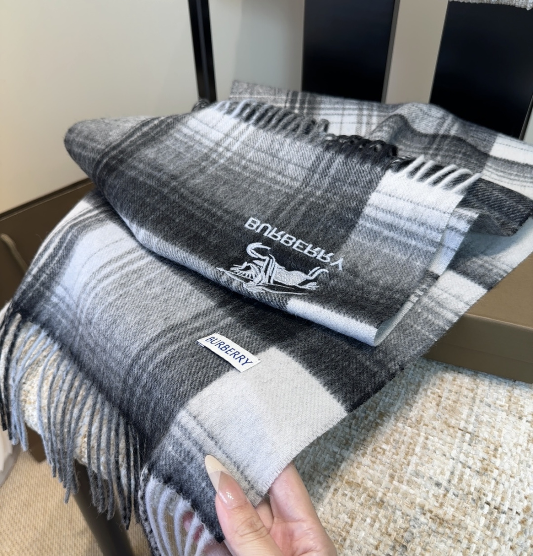 Burberry · 巴宝莉围巾❗️好看的要疯掉了，太有型太有魅力了❗️❗️非常斯文时尚的秋冬单品！真的