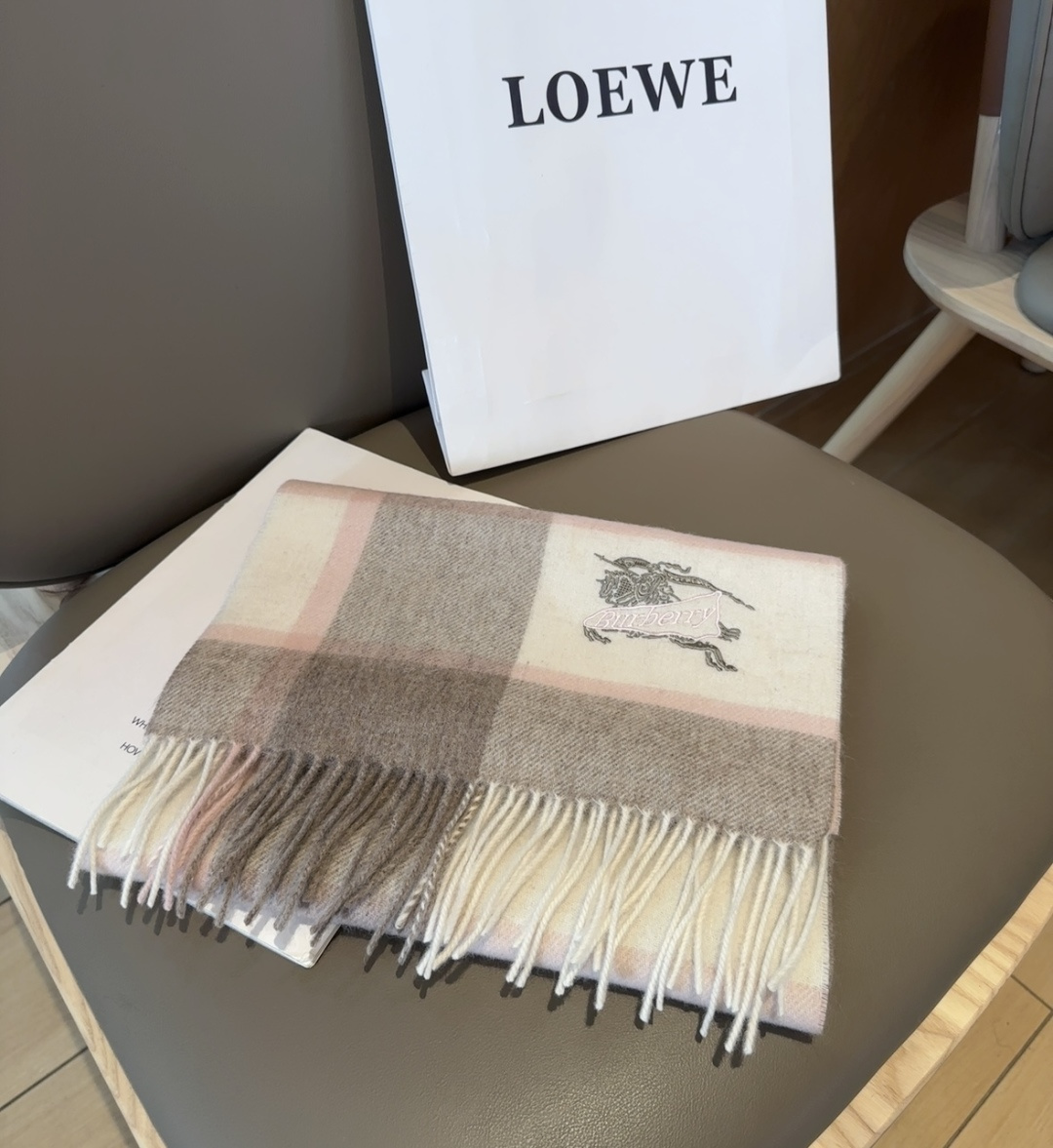 Burberry · 巴宝莉围巾❗️好看的要疯掉了，太有型太有魅力了❗️❗️非常斯文时尚的秋冬单品！真的