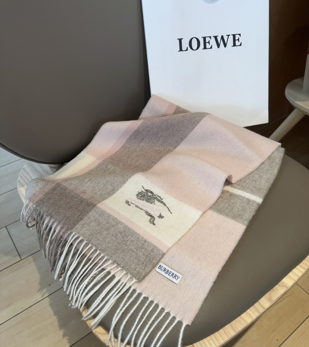 Burberry · 巴宝莉围巾❗️好看的要疯掉了，太有型太有魅力了❗️❗️非常斯文时尚的秋冬单品！真的