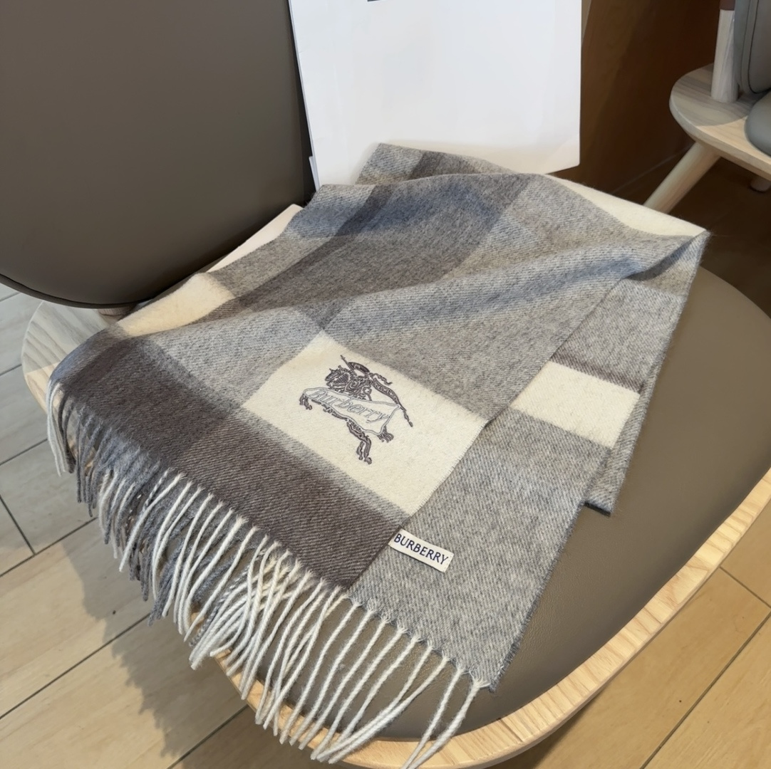 Burberry · 巴宝莉围巾❗️好看的要疯掉了，太有型太有魅力了❗️❗️非常斯文时尚的秋冬单品！真的
