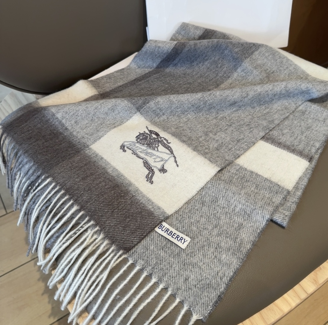 Burberry · 巴宝莉围巾❗️好看的要疯掉了，太有型太有魅力了❗️❗️非常斯文时尚的秋冬单品！真的