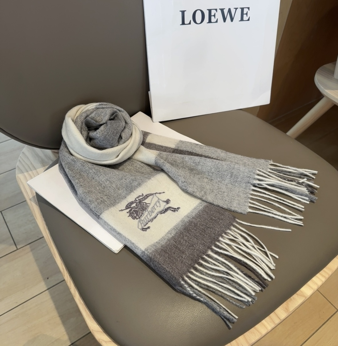 Burberry · 巴宝莉围巾❗️好看的要疯掉了，太有型太有魅力了❗️❗️非常斯文时尚的秋冬单品！真的