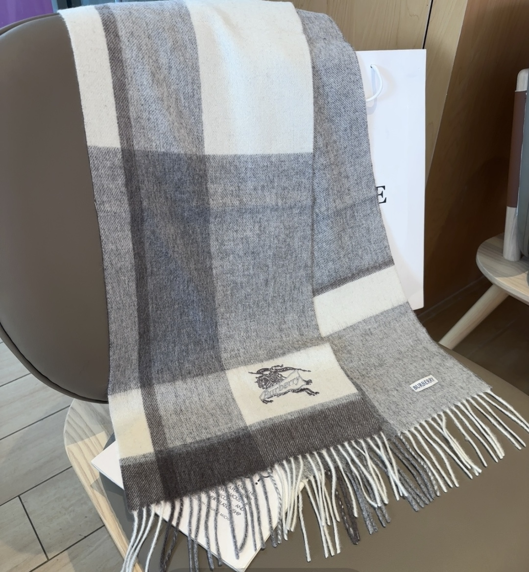 Burberry · 巴宝莉围巾❗️好看的要疯掉了，太有型太有魅力了❗️❗️非常斯文时尚的秋冬单品！真的