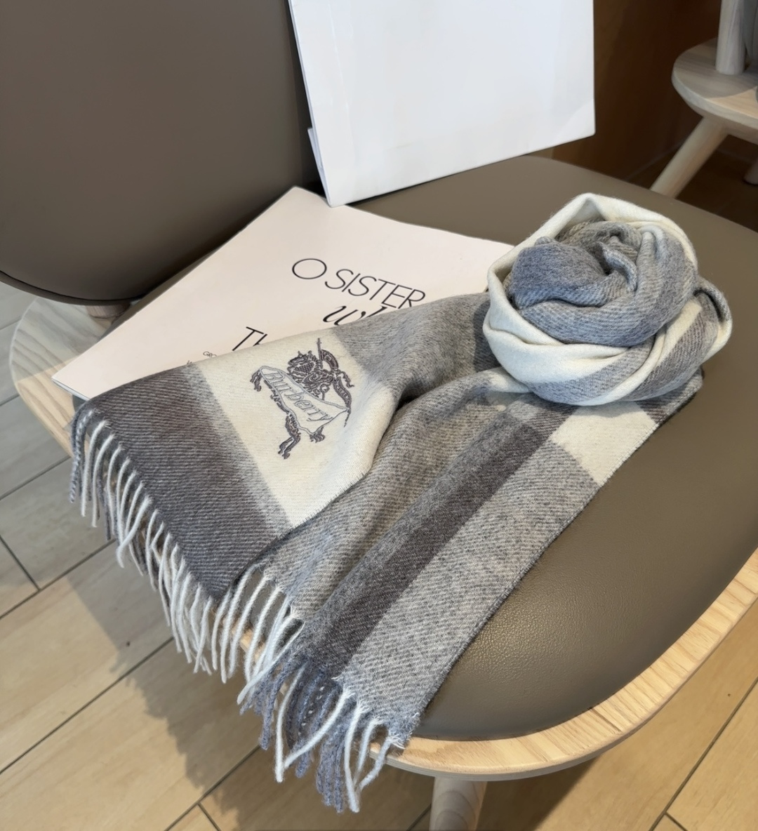 Burberry · 巴宝莉围巾❗️好看的要疯掉了，太有型太有魅力了❗️❗️非常斯文时尚的秋冬单品！真的