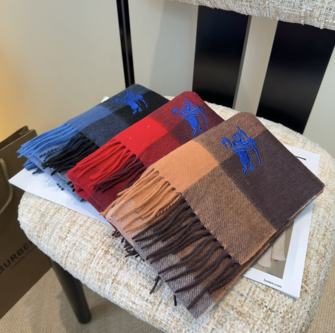 Burberry · 巴宝莉围巾❗️好看的要疯掉了，太有型太有魅力了❗️❗️非常斯文时尚的秋冬单品！真的