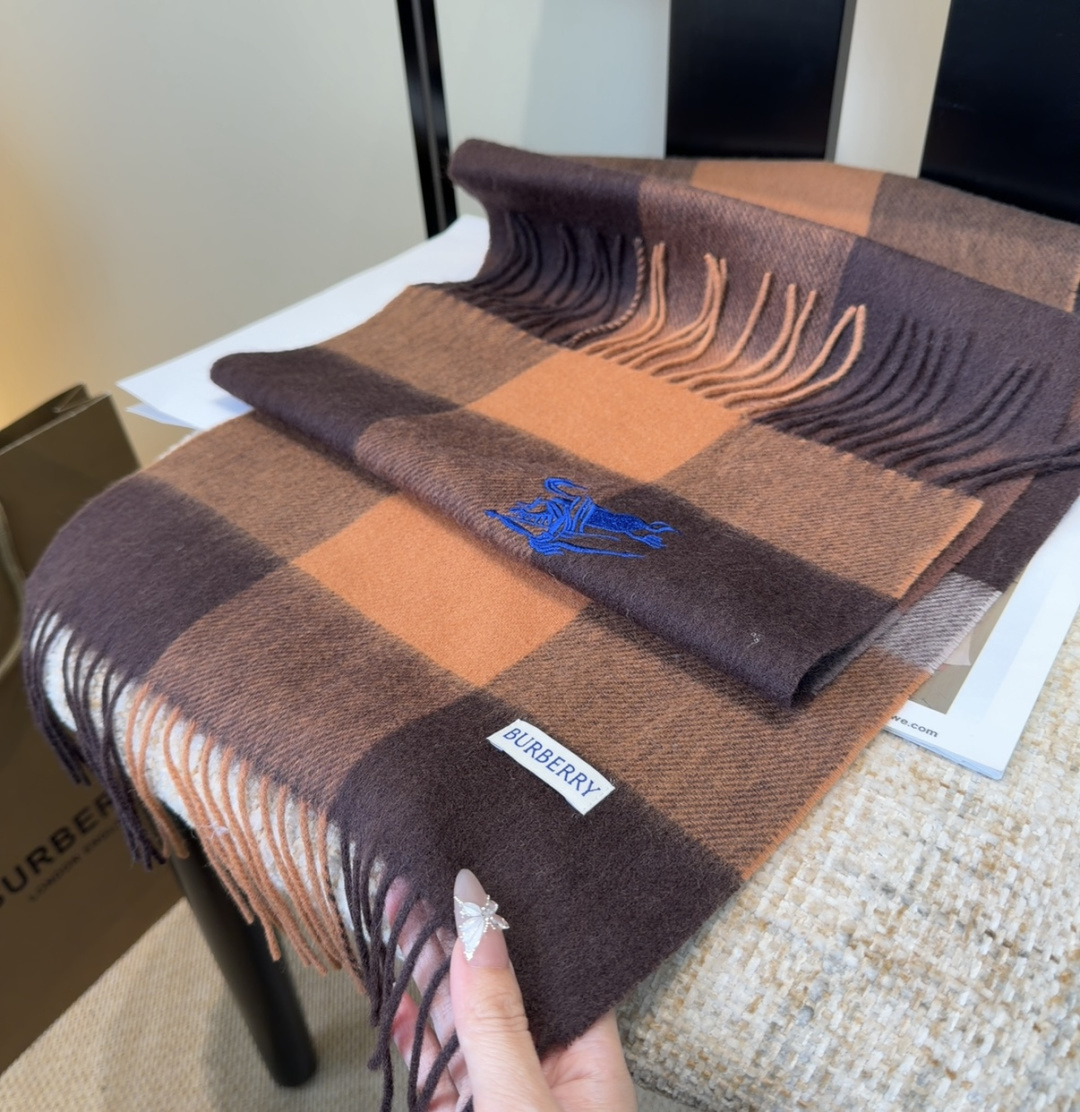 Burberry · 巴宝莉围巾❗️好看的要疯掉了，太有型太有魅力了❗️❗️非常斯文时尚的秋冬单品！真的