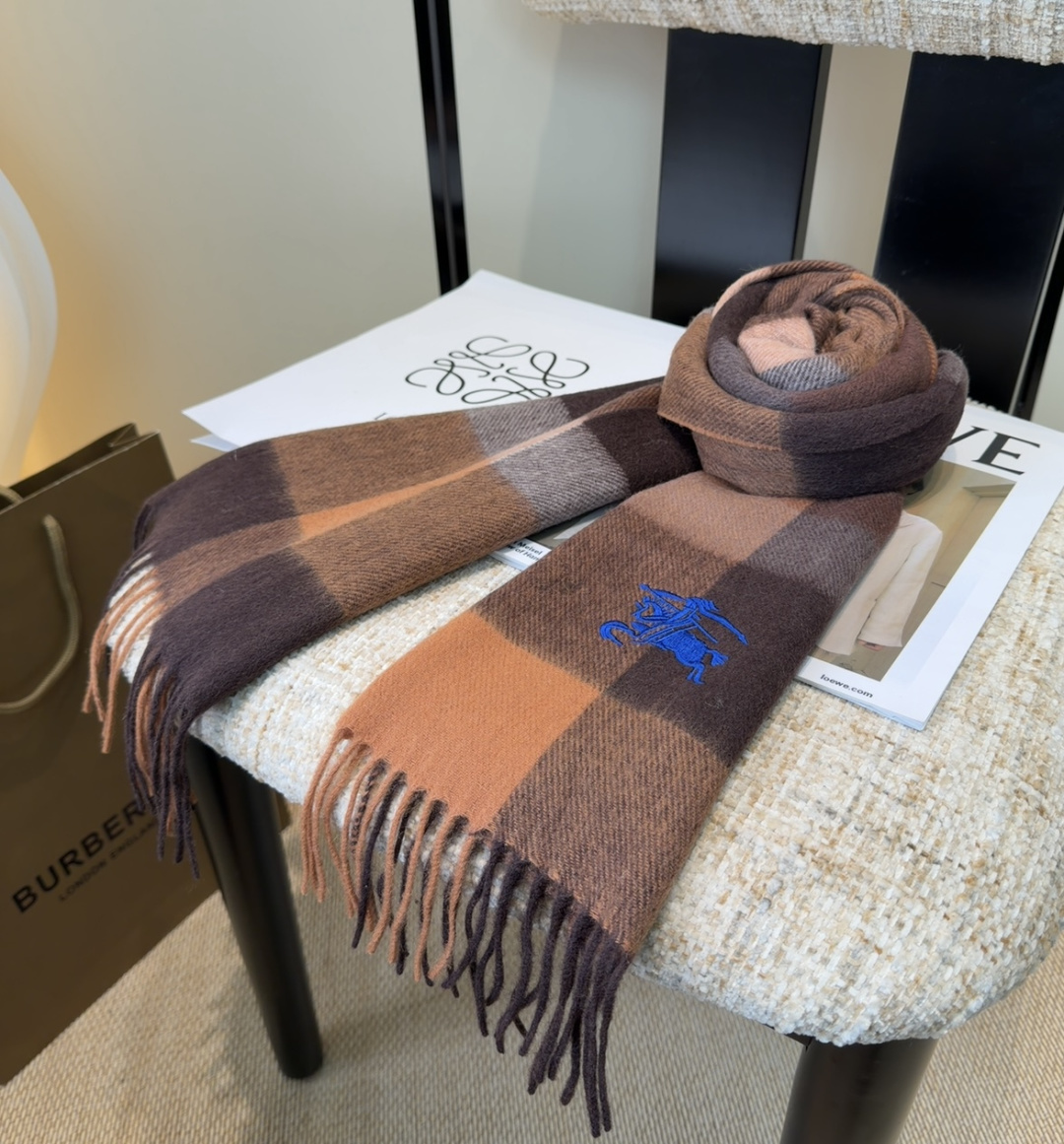 Burberry · 巴宝莉围巾❗️好看的要疯掉了，太有型太有魅力了❗️❗️非常斯文时尚的秋冬单品！真的