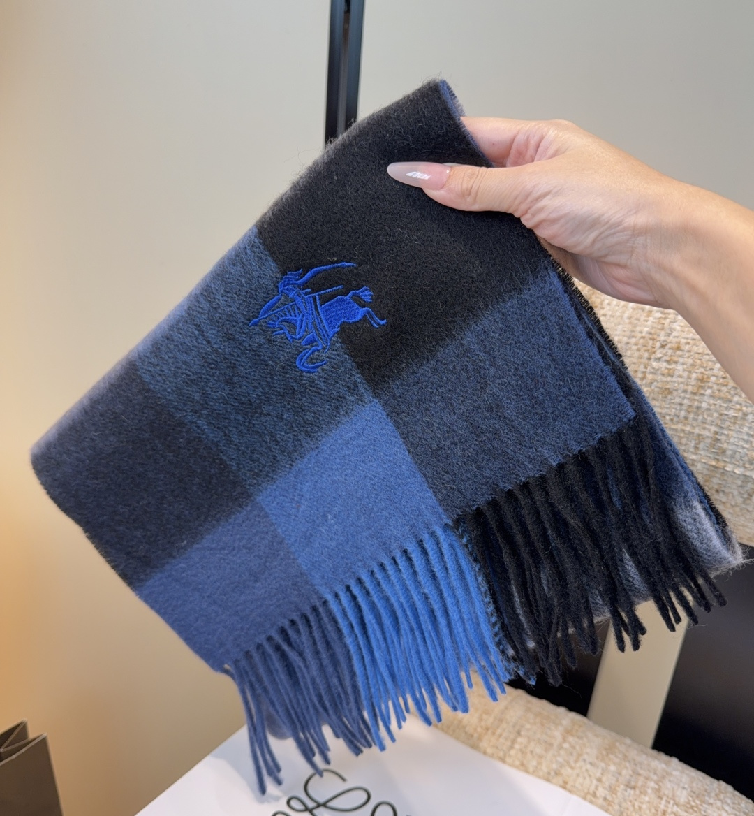 Burberry · 巴宝莉围巾❗️好看的要疯掉了，太有型太有魅力了❗️❗️非常斯文时尚的秋冬单品！真的