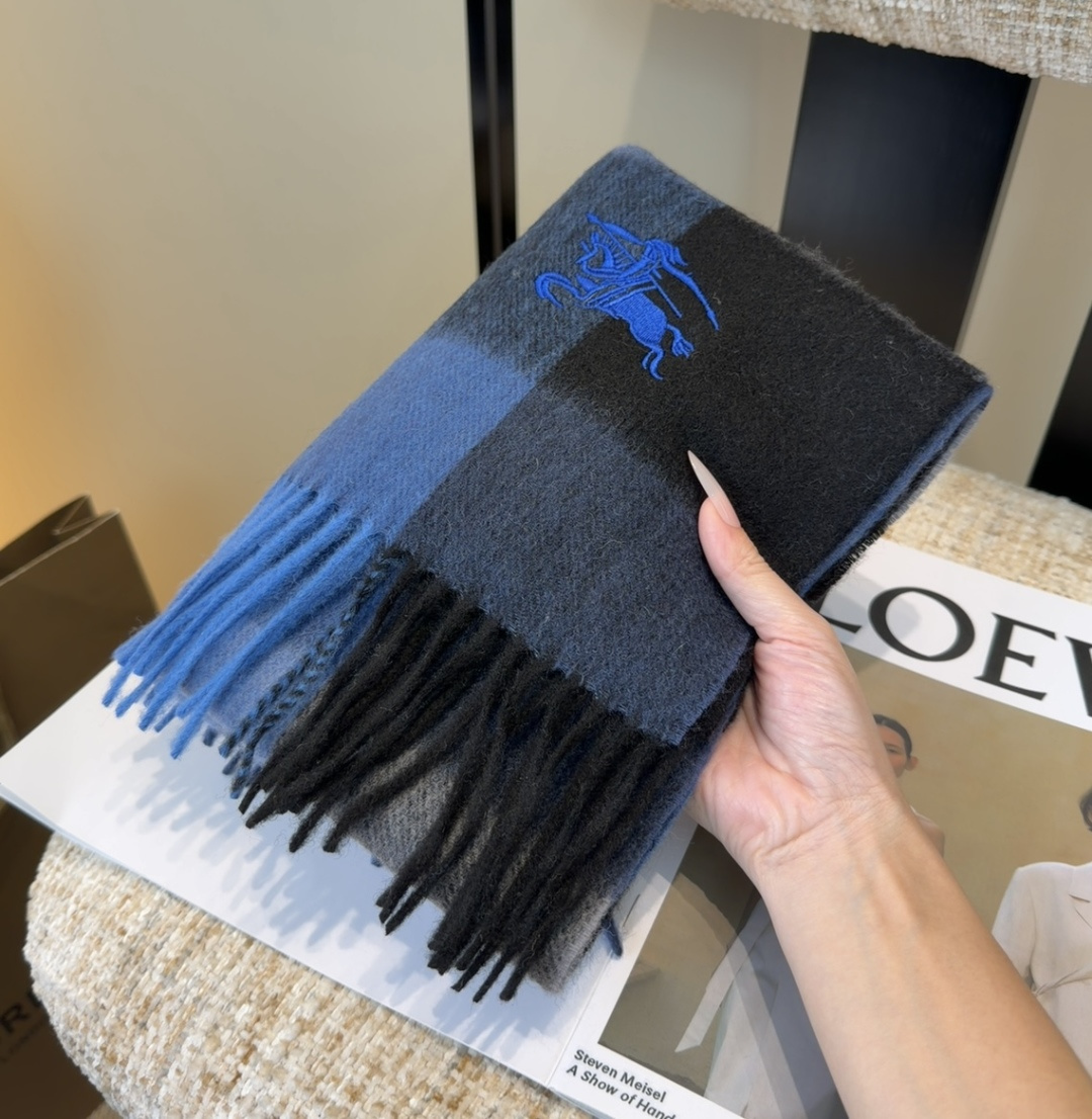 Burberry · 巴宝莉围巾❗️好看的要疯掉了，太有型太有魅力了❗️❗️非常斯文时尚的秋冬单品！真的