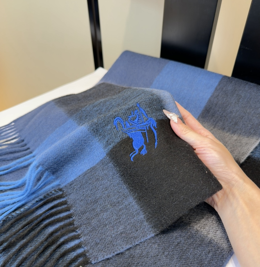 Burberry · 巴宝莉围巾❗️好看的要疯掉了，太有型太有魅力了❗️❗️非常斯文时尚的秋冬单品！真的