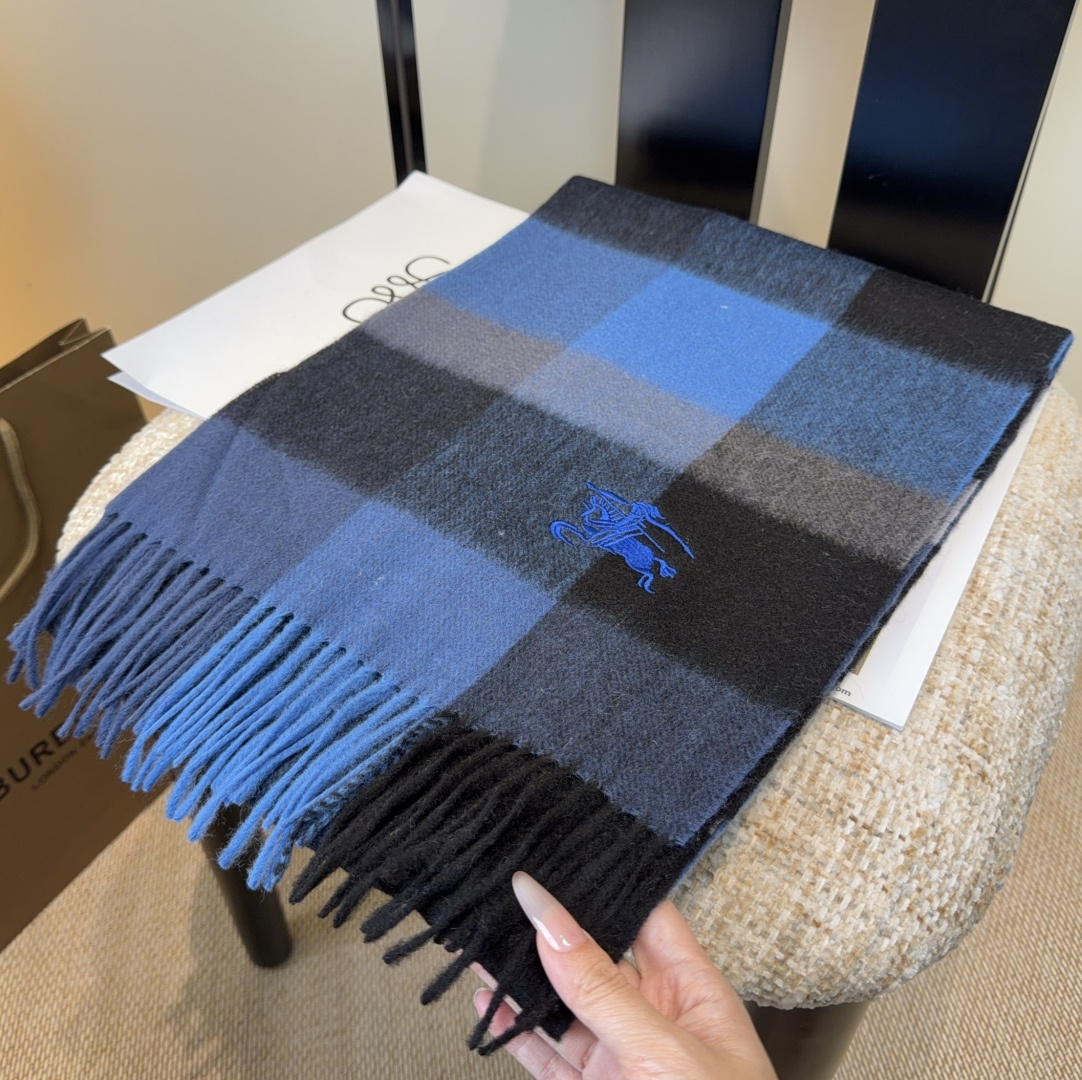 Burberry · 巴宝莉围巾❗️好看的要疯掉了，太有型太有魅力了❗️❗️非常斯文时尚的秋冬单品！真的