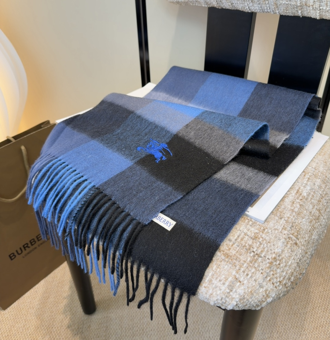 Burberry · 巴宝莉围巾❗️好看的要疯掉了，太有型太有魅力了❗️❗️非常斯文时尚的秋冬单品！真的