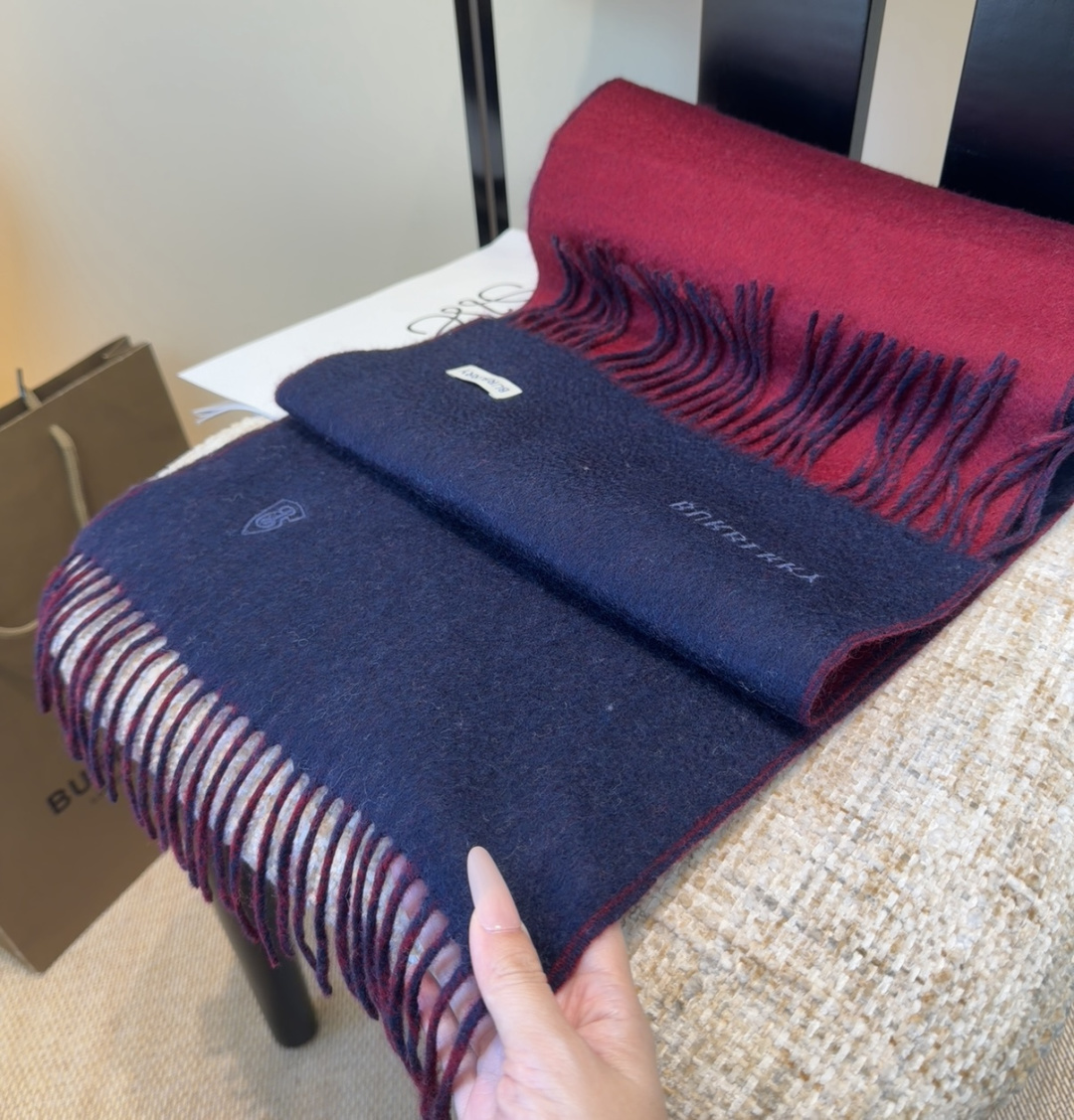 巴宝莉围巾❗️好看的要疯掉了，太有型太有魅力了❗️❗️非常斯文时尚的秋冬单品！真的很喜欢，非常Class