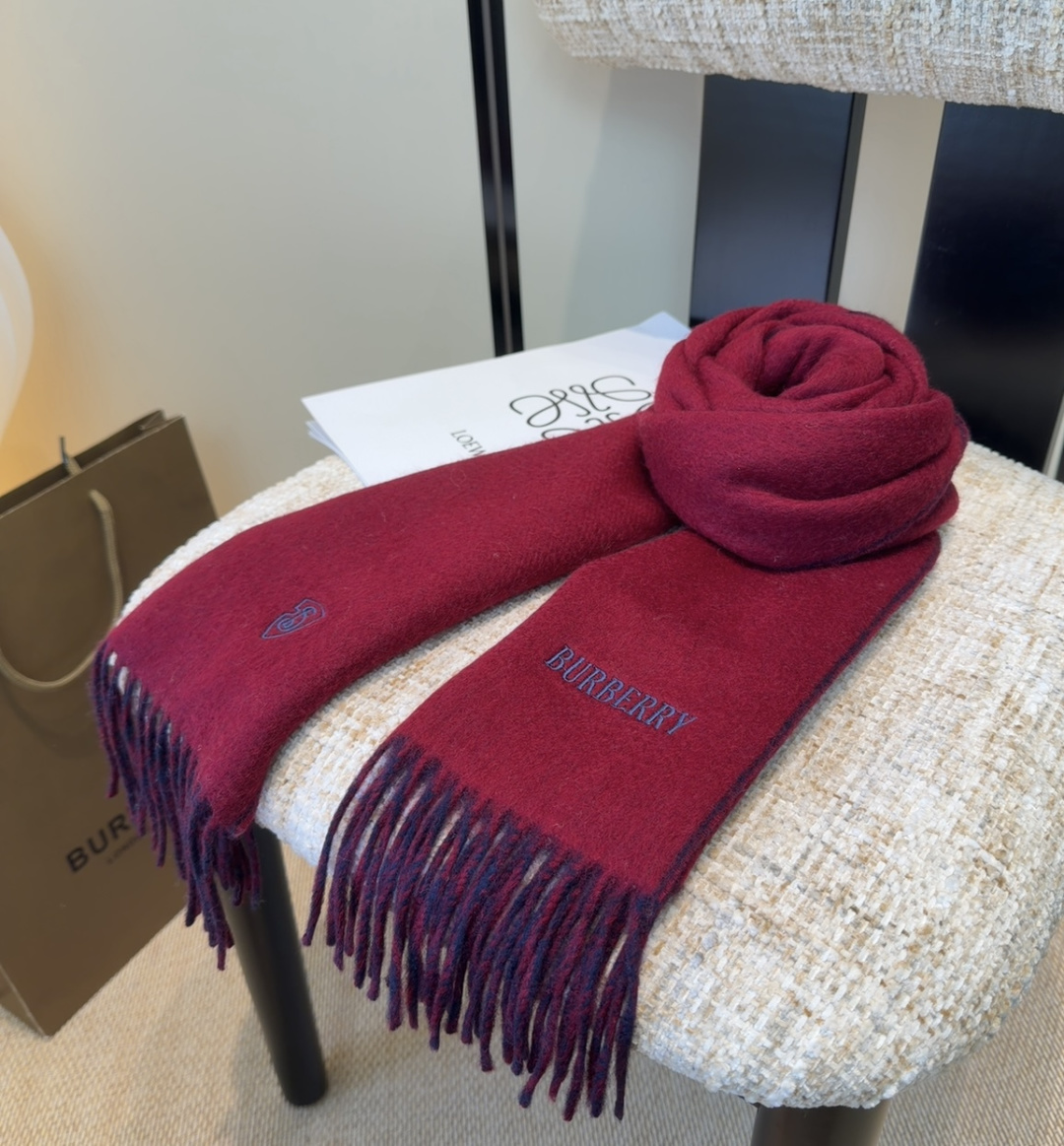 巴宝莉围巾❗️好看的要疯掉了，太有型太有魅力了❗️❗️非常斯文时尚的秋冬单品！真的很喜欢，非常Class