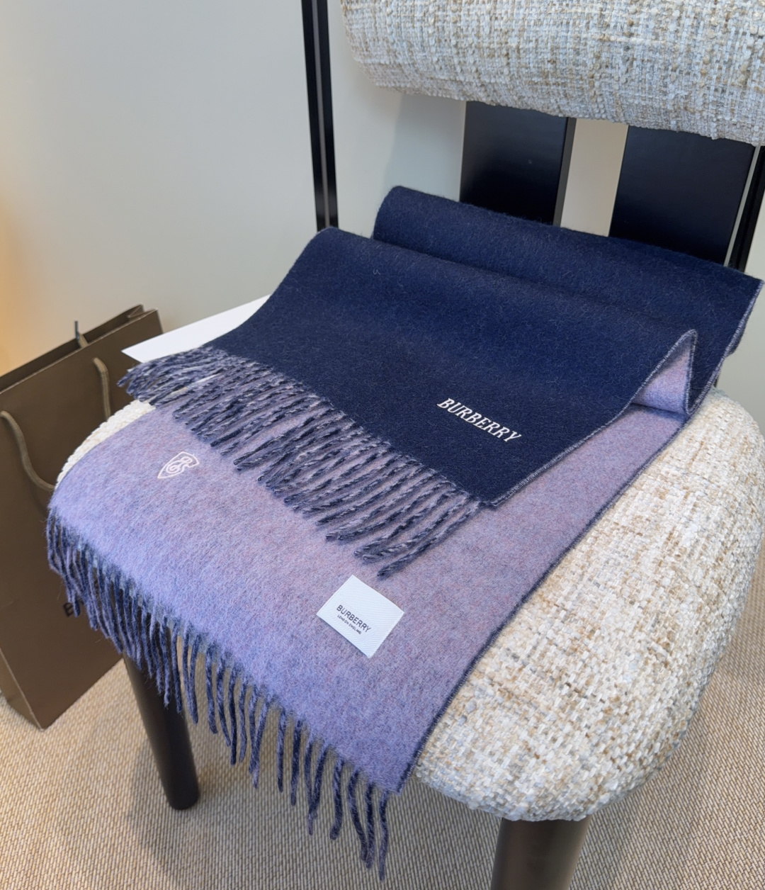 巴宝莉围巾❗️好看的要疯掉了，太有型太有魅力了❗️❗️非常斯文时尚的秋冬单品！真的很喜欢，非常Class