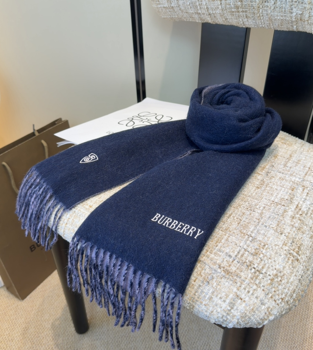 巴宝莉围巾❗️好看的要疯掉了，太有型太有魅力了❗️❗️非常斯文时尚的秋冬单品！真的很喜欢，非常Class