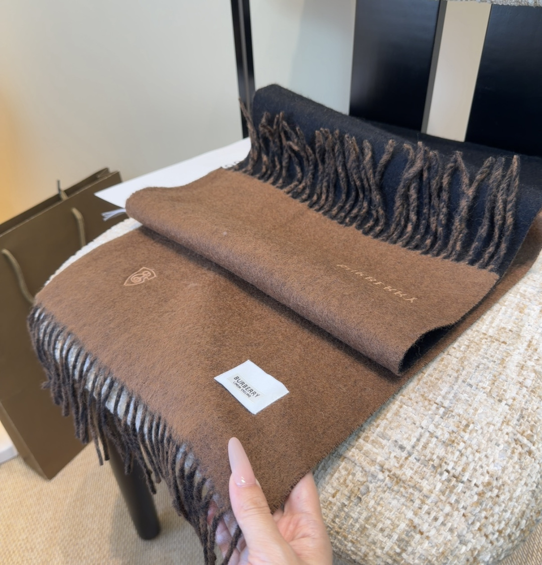 巴宝莉围巾❗️好看的要疯掉了，太有型太有魅力了❗️❗️非常斯文时尚的秋冬单品！真的很喜欢，非常Class