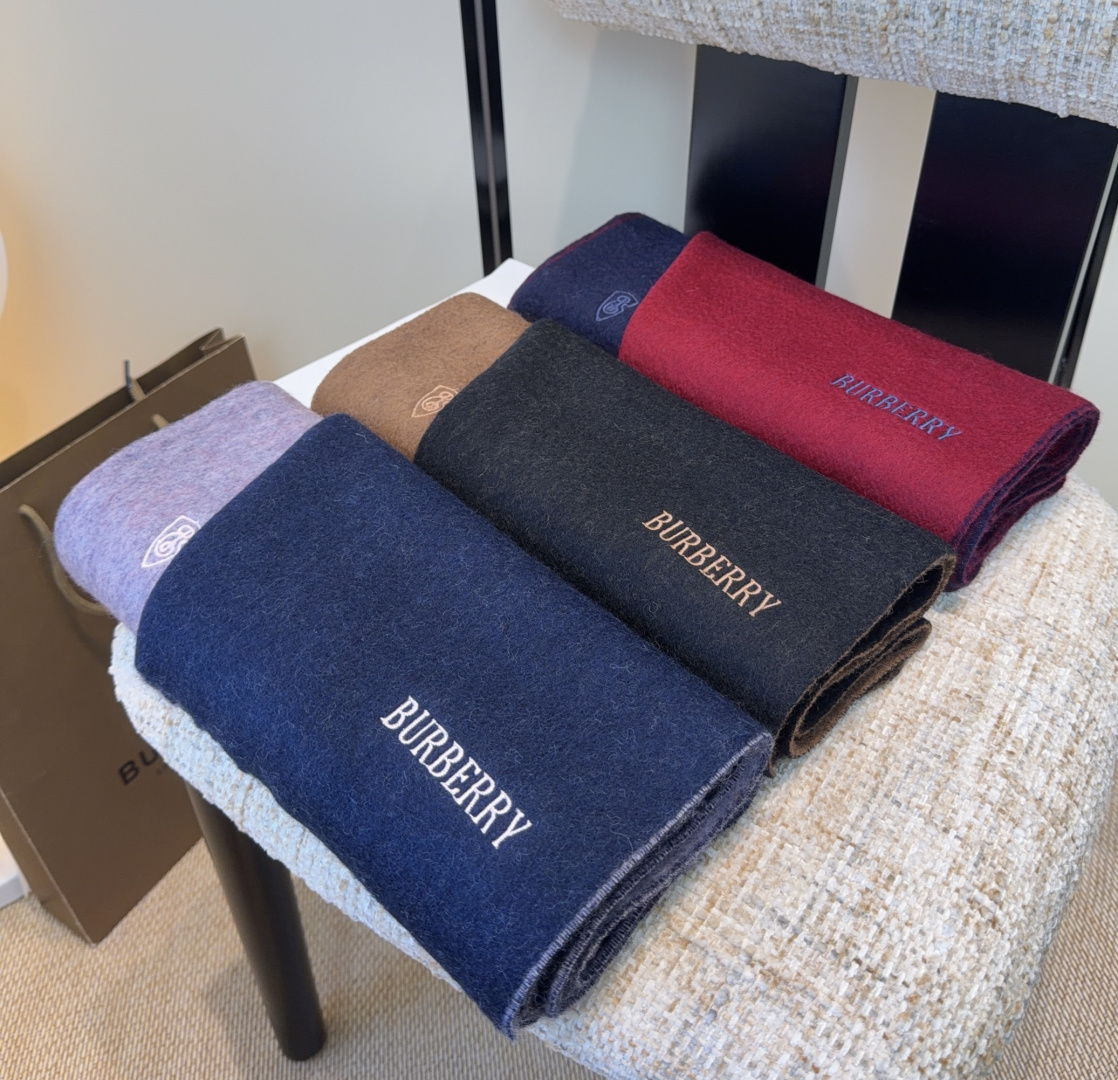 巴宝莉围巾❗️好看的要疯掉了，太有型太有魅力了❗️❗️非常斯文时尚的秋冬单品！真的很喜欢，非常Class