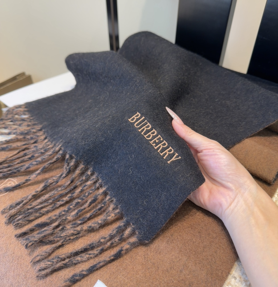 巴宝莉围巾❗️好看的要疯掉了，太有型太有魅力了❗️❗️非常斯文时尚的秋冬单品！真的很喜欢，非常Class