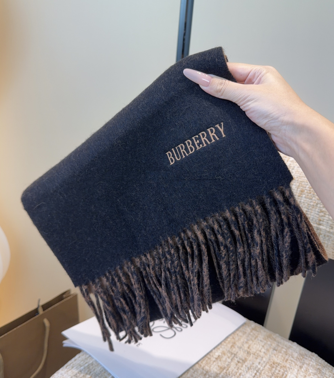 巴宝莉围巾❗️好看的要疯掉了，太有型太有魅力了❗️❗️非常斯文时尚的秋冬单品！真的很喜欢，非常Class