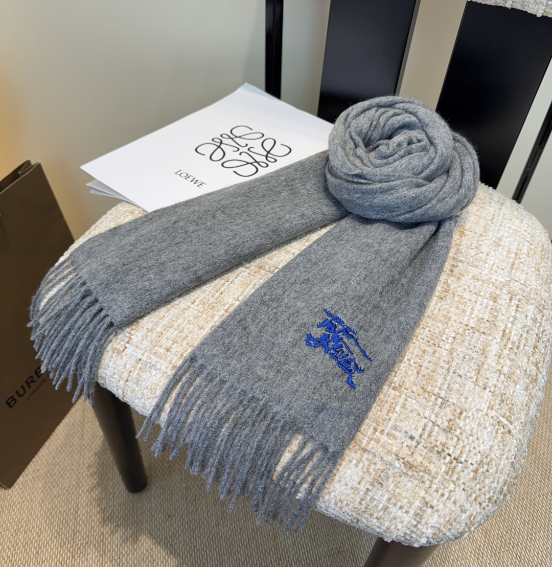 巴宝莉围巾❗️好看的要疯掉了，太有型太有魅力了❗️❗️非常斯文时尚的秋冬单品！真的很喜欢，非常Class