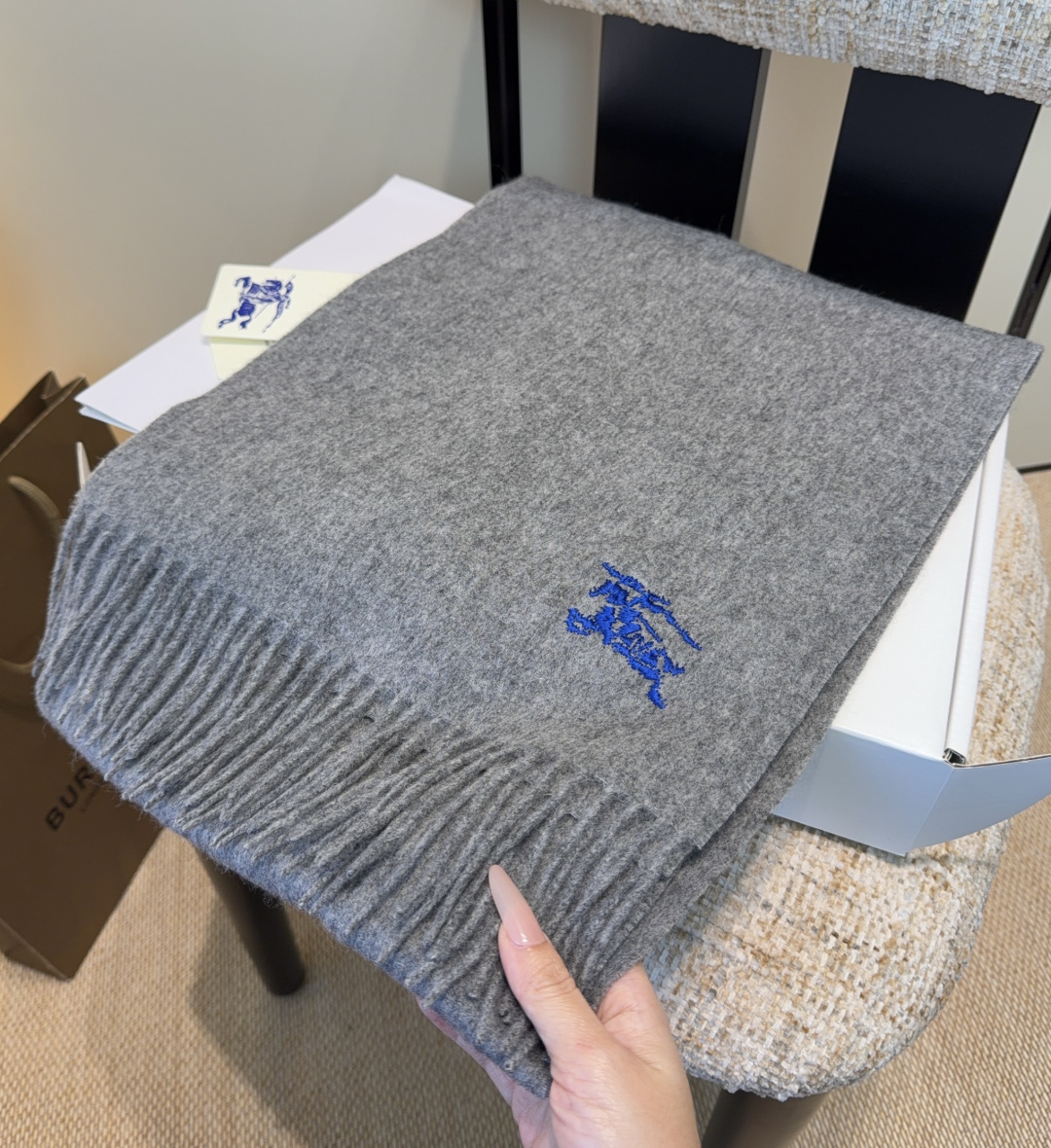 巴宝莉围巾❗️好看的要疯掉了，太有型太有魅力了❗️❗️非常斯文时尚的秋冬单品！真的很喜欢，非常Class