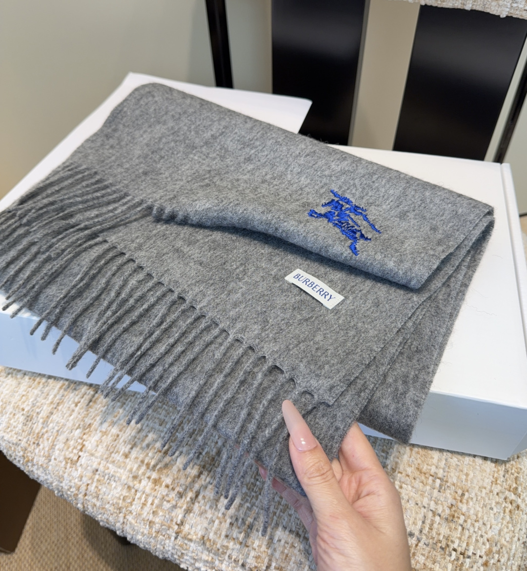 巴宝莉围巾❗️好看的要疯掉了，太有型太有魅力了❗️❗️非常斯文时尚的秋冬单品！真的很喜欢，非常Class