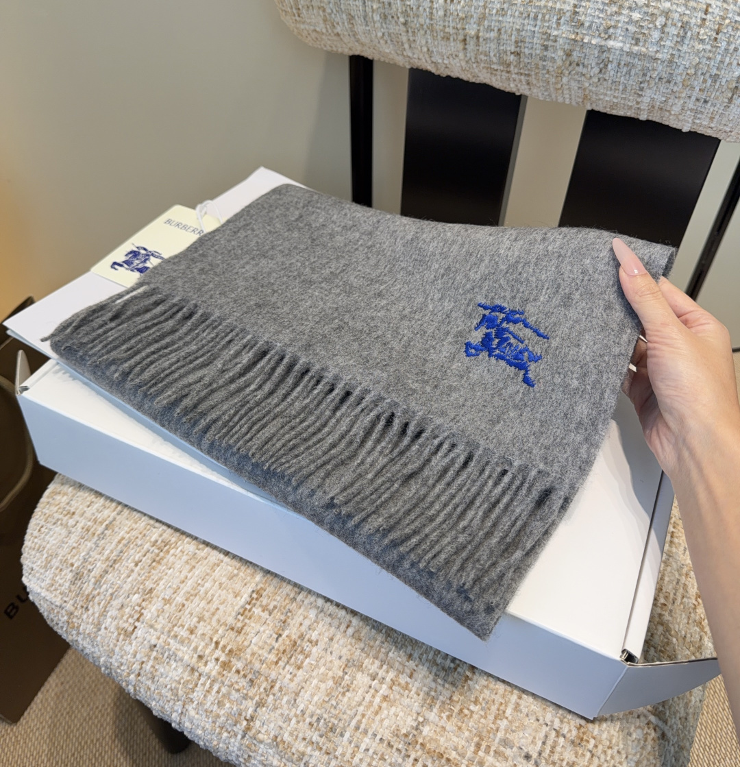 巴宝莉围巾❗️好看的要疯掉了，太有型太有魅力了❗️❗️非常斯文时尚的秋冬单品！真的很喜欢，非常Class