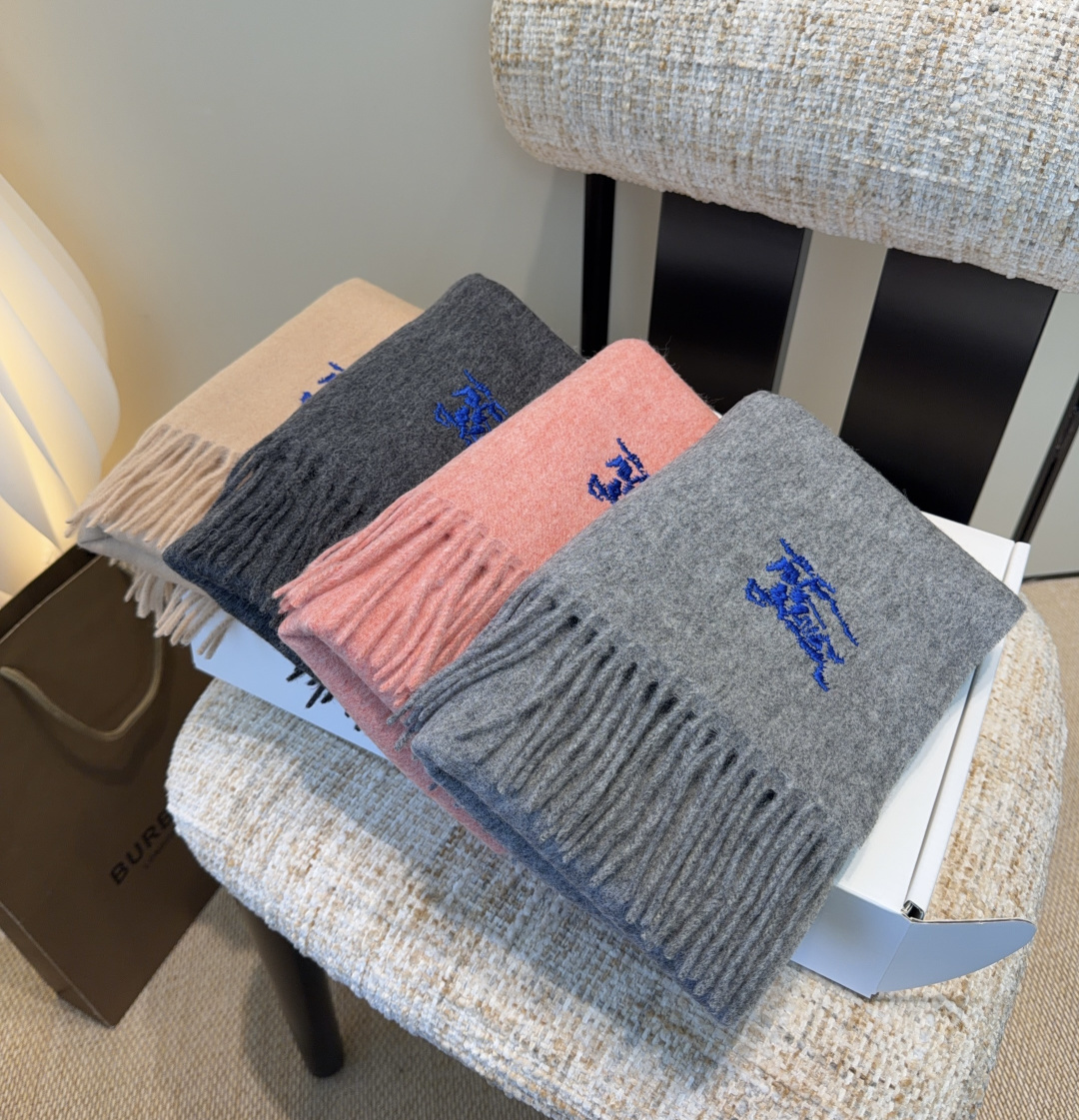 巴宝莉围巾❗️好看的要疯掉了，太有型太有魅力了❗️❗️非常斯文时尚的秋冬单品！真的很喜欢，非常Class