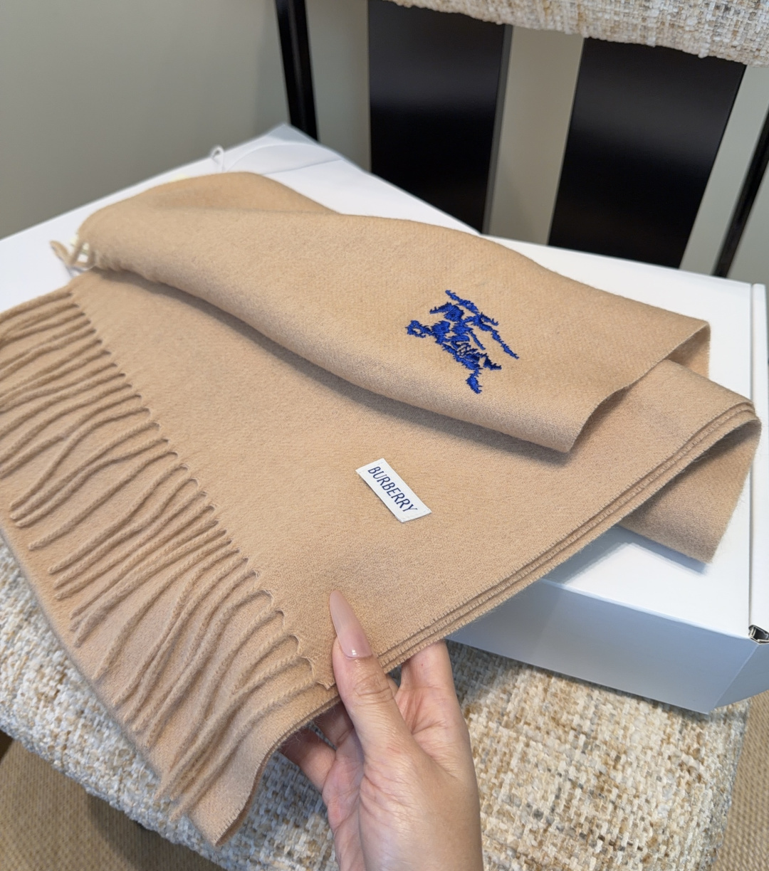 巴宝莉围巾❗️好看的要疯掉了，太有型太有魅力了❗️❗️非常斯文时尚的秋冬单品！真的很喜欢，非常Class