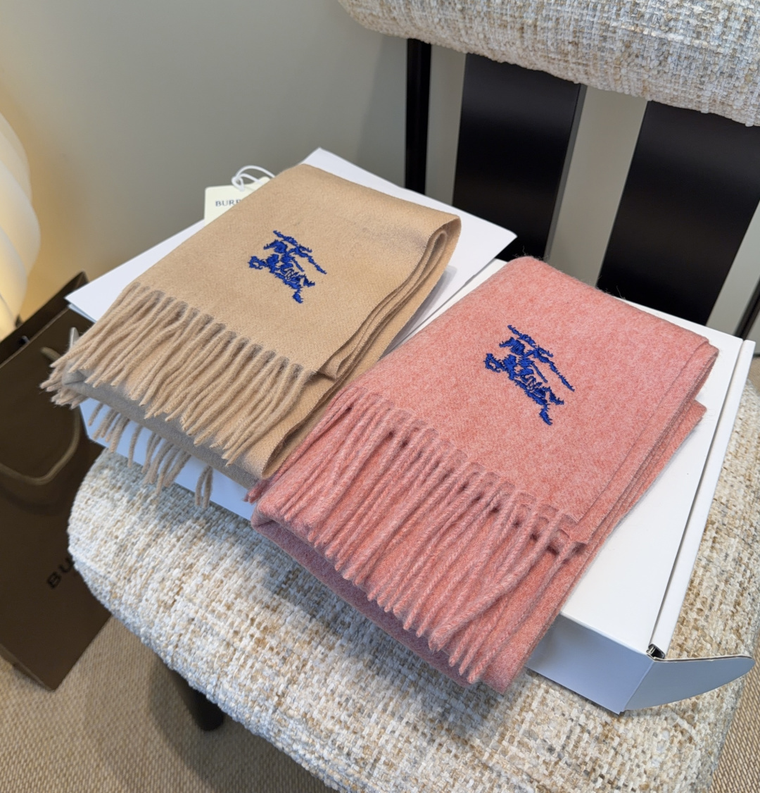 巴宝莉围巾❗️好看的要疯掉了，太有型太有魅力了❗️❗️非常斯文时尚的秋冬单品！真的很喜欢，非常Class