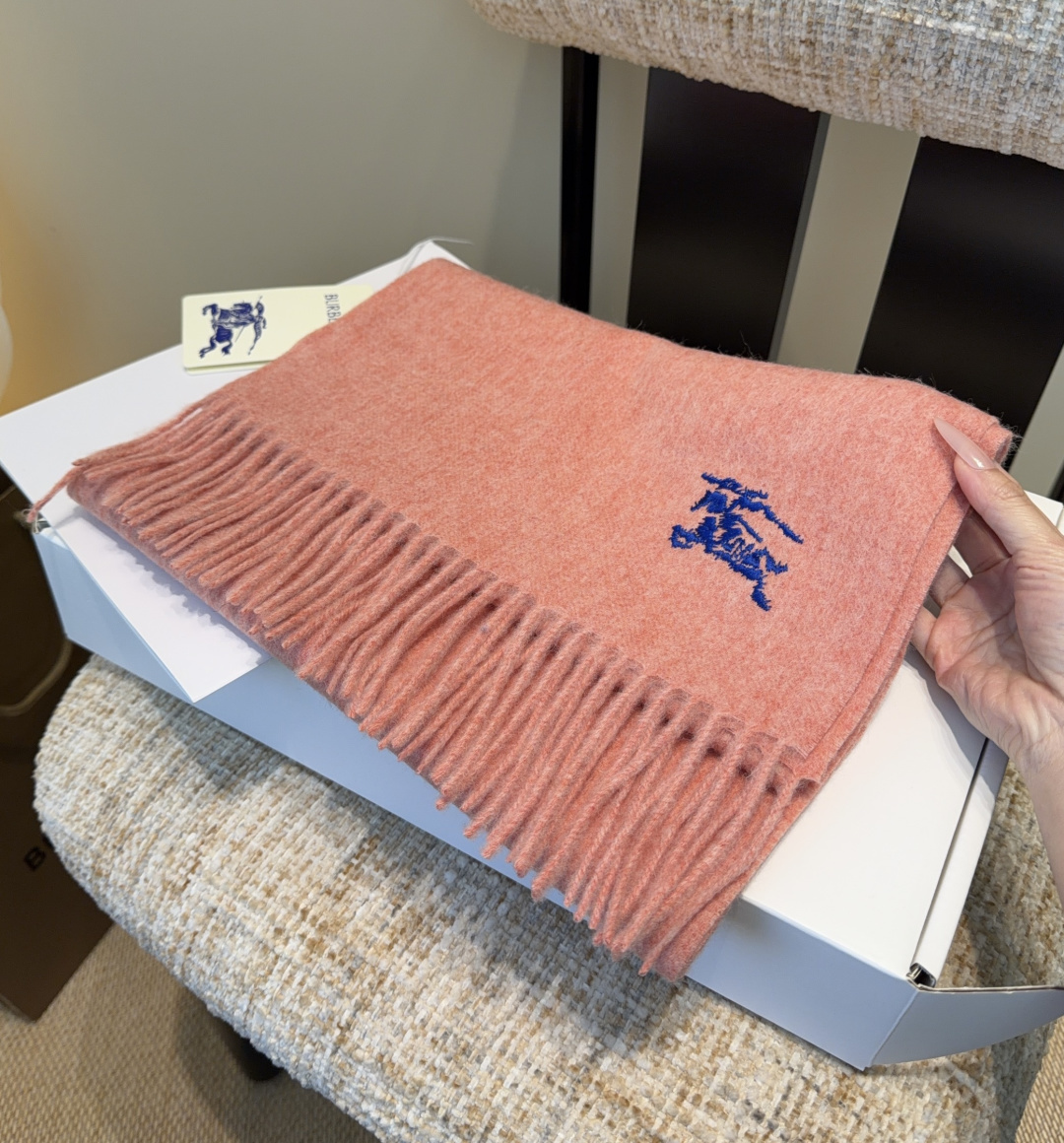 巴宝莉围巾❗️好看的要疯掉了，太有型太有魅力了❗️❗️非常斯文时尚的秋冬单品！真的很喜欢，非常Class