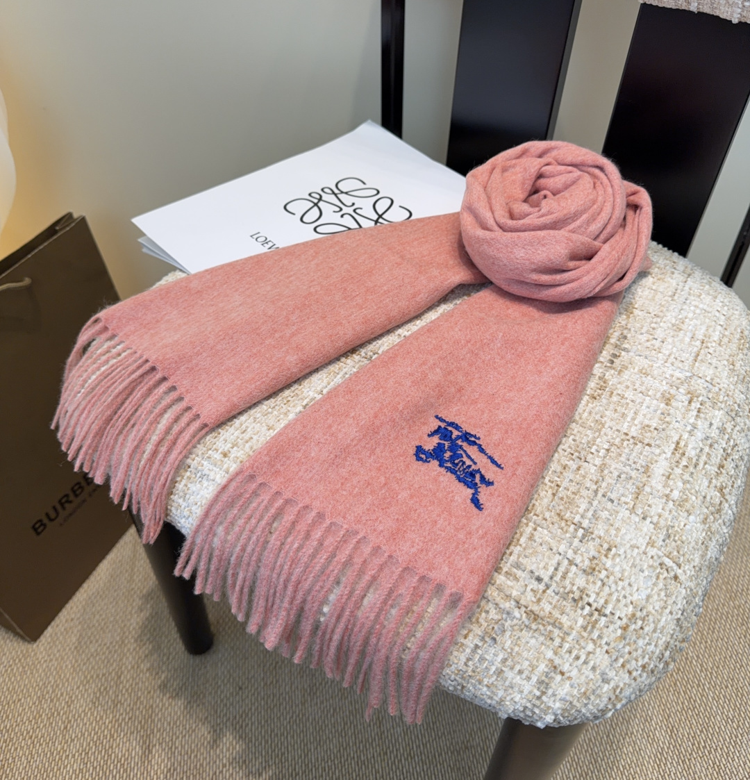 巴宝莉围巾❗️好看的要疯掉了，太有型太有魅力了❗️❗️非常斯文时尚的秋冬单品！真的很喜欢，非常Class